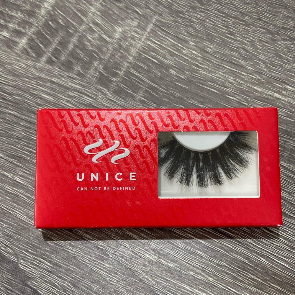 Eyelashes that have the DRAMATIC look.  They are very full & beautiful